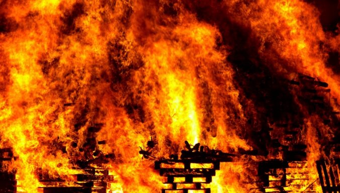 No liesmām glābjot mājlopus, ugunsgrēkā Krāslavas pusē cietis cilvēks