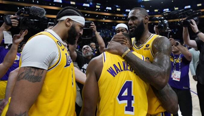 'Lakers' nostāda čempioni 'Warriors' bezdibeņa malā