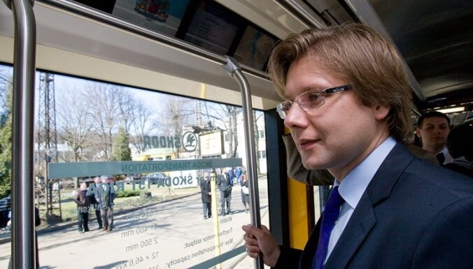 Lētākas biļetes – pirmais solis uz bezmaksas transportu, sola Ušakovs