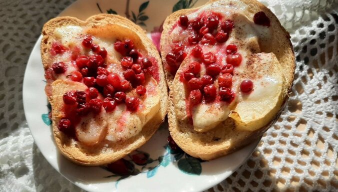 Ābolu un brūkleņu karstmaizītes