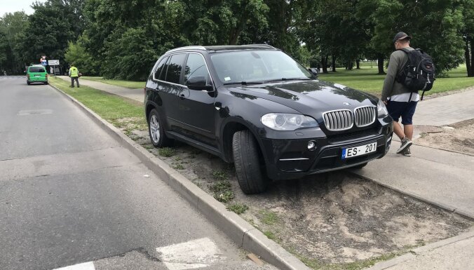ФОТО: Водитель BMW припарковался прямо на газоне у торгового центра