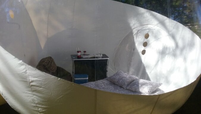 ФОТО. Палатка-"пузырь" в Булдури — возможно, самая необычная гостиница Латвии