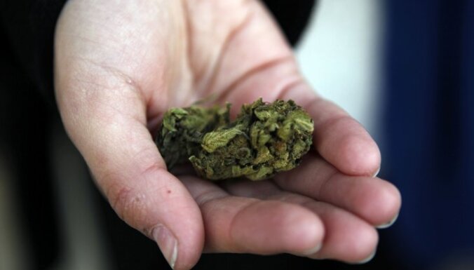 Policija Dobelē aptur 'BMW' un pie trim jauniešiem atrod marihuānu