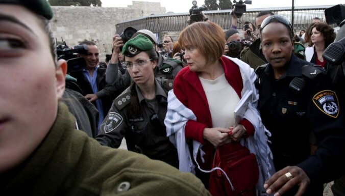 Par lūgšanos pie Jeruzalemes Raudu mūra aizturētas piecas sievietes