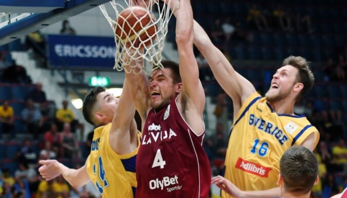 Latvijas basketbolisti uzvar Zviedriju un iekļūst PK kvalifikācijas nākamajā kārtā