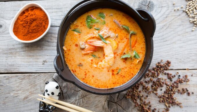 Eksotiskā un asā Tom Yum zupa ar kokosriekstu pienu mājas gaumē