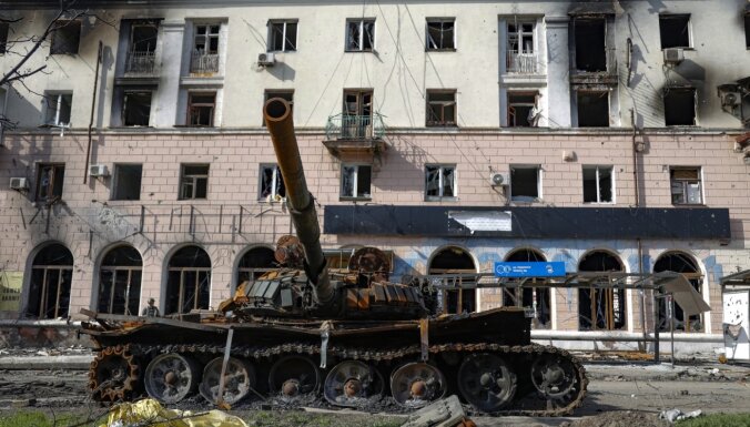 Krievija stiprina spēkus pie Izjumas; Mariupolē turpinās ielu kaujas