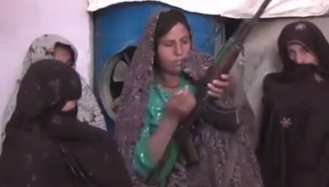 Sāpināta afgāņu māte pašrocīgi nogalinājusi 10 'Taliban' kaujiniekus