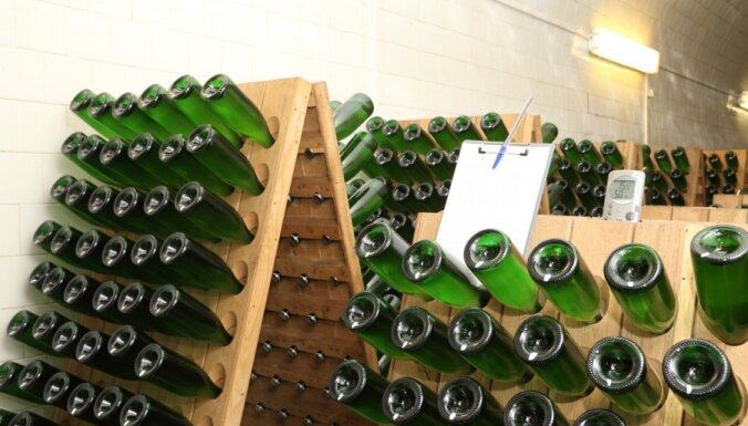 ФОТО: Как делают знаменитое "Рижское шампанское"