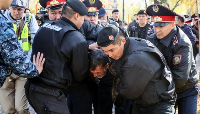 Полиция в Казахстане задержала десятки участников митингов