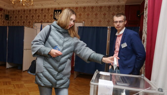 "Остальные были, и что?" Украинцы Латвии чаще голосовали за Зеленского