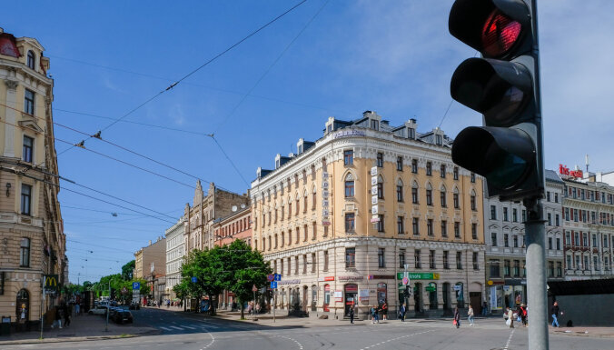 Rīgā uzsāk smilšu savākšanu no ielām