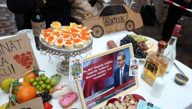 Бутерброды с икрой и портрет Бондарса: протестующие накрыли стол возле здания Сейма