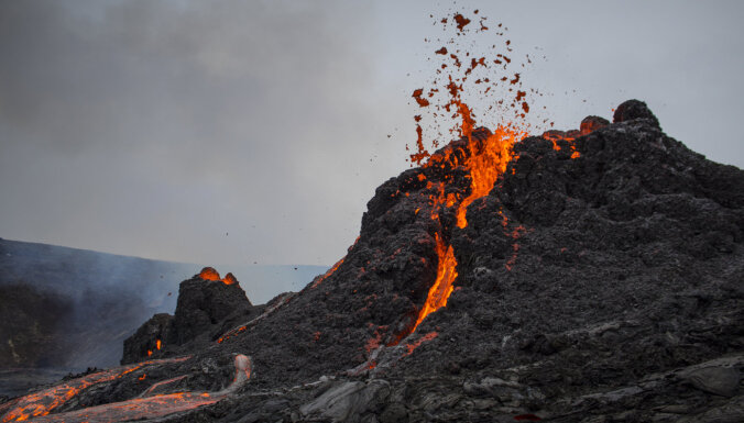 ВИДЕО. Страшно красиво: извержение вулкана в Исландии сняли с беспилотника