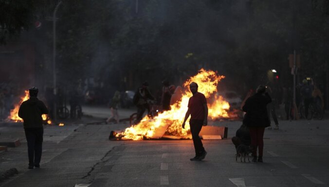Protesti Čīlē: bojāgājušo skaits pieaudzis līdz 11