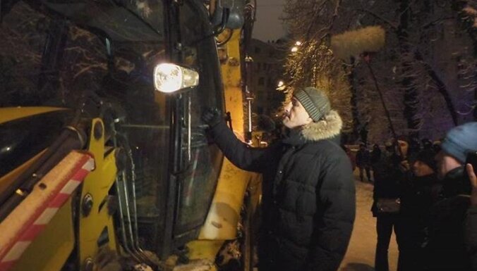 Vladimirs Kļičko uz barikādēm apstādina traktoru