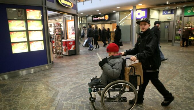 'Eurostat': nabadzība un sociālā atstumtība Latvijā draud 43,6% bērnu