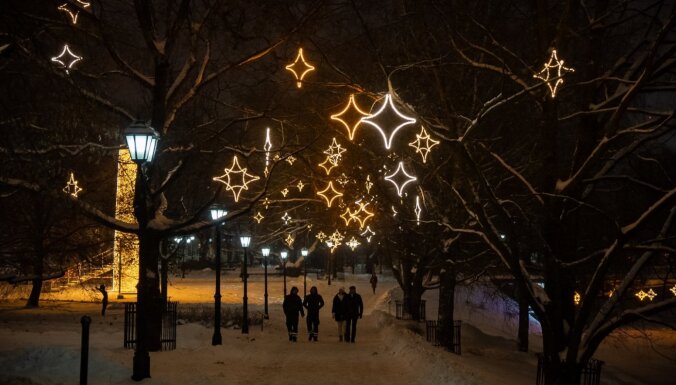 ФОТО. В Риге открылась самая большая в Латвии тропа рождественских огней
