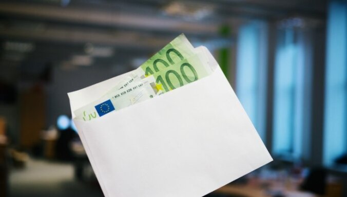 Латвийские евродепутаты пожертвовали своим партиям сотни тысяч евро: топ самых "щедрых"