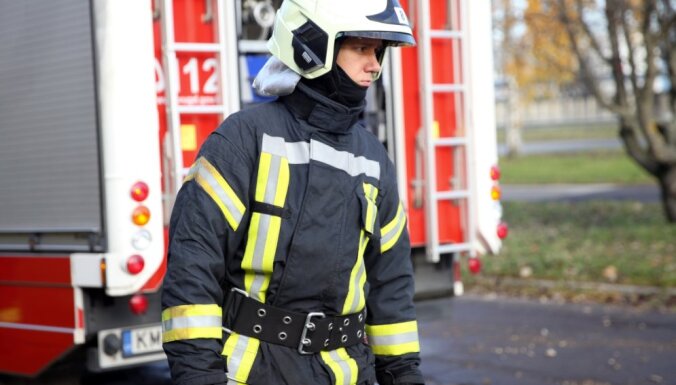 Pirmdien Rīgā dzēsts paaugstinātas bīstamības ugunsgrēks kādā noliktavā