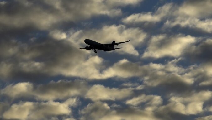 Aizdomās par alkohola lietošanu Skotijā aiztur lidmašīnas pilotus