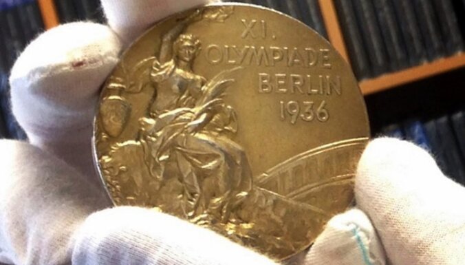 Džeses Ovensa olimpisko zelta medaļu nosola par pusotru miljonu