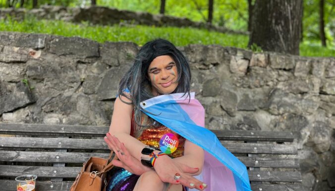Reportāža: No Vērmanes dārza ļaudis dodas gājienā 'Riga Pride'
