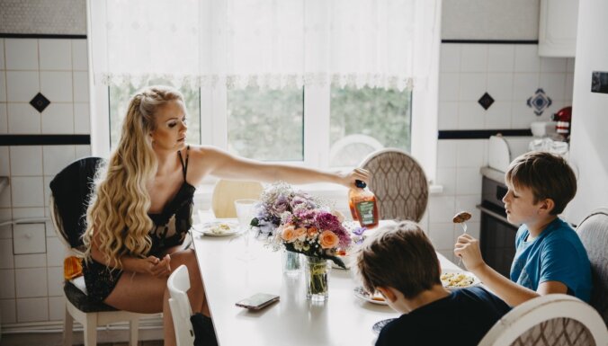 'Esmu azartā atrast risinājumus'. Četru bērnu mamma, atkal studente un pavārgrāmatas autore