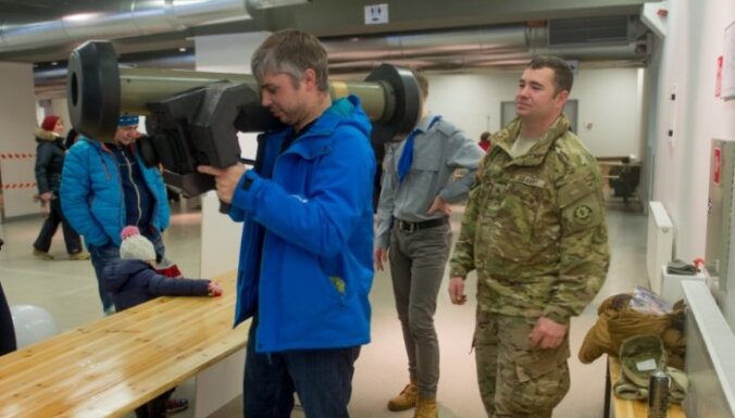 Foto: Igaunijas zemessargi un ASV karavīri izrāda moderno 'Javelin' un citus ieročus