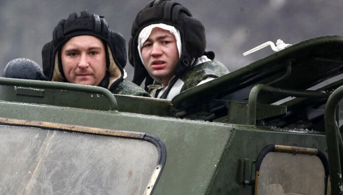 'Mūsu tur nav' politika: Krievijas spēki Ukrainā iebrukšot tikai pēc 'republiku' lūguma