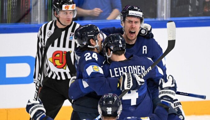 Garākais un īsākais hokejists komandā izglābj Somijas izlasi ceturtdaļfinālā