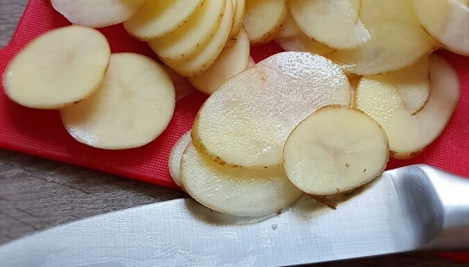 Kā pagatavot figūrai draudzīgus kartupeļu čipsus bez taukvielām