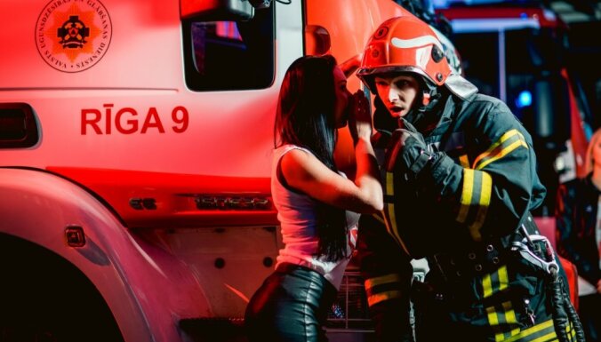 Foto: 'Koijotu' meitenes viesojas pie ugunsdzēsējiem