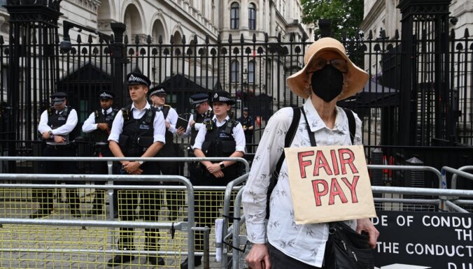 Protestētāji Londonā pieprasa valdībai aktīvāku rīcību dzīves dārdzības krīzē