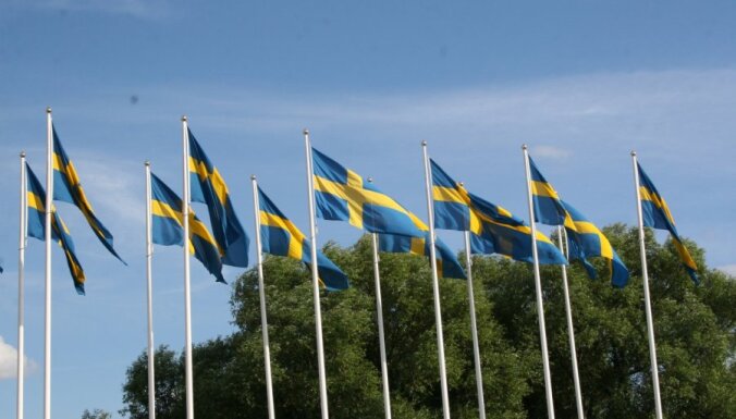 Zviedrijas iekšlietu ministrs iztur neuzticības balsojumu