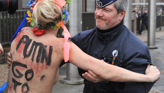 FEMEN разделись в день приезда Путина в Брюссель