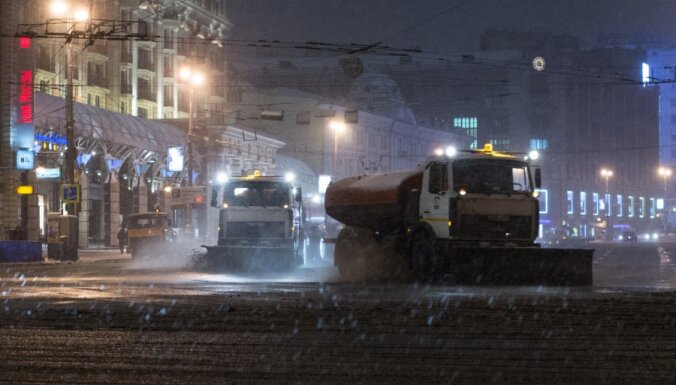 Sniegputenis izraisa milzu sastrēgumus Krievijā