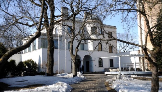 Teātra dienas balvas šogad pasniegs Sandrai Kļaviņai, Egonam Dombrovskim, Guntai Bāliņai un Indrai Rogai