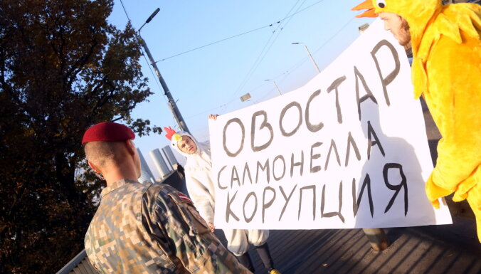 ФОТО: мужчины в костюмах цыплят протестуют против украинских яиц с сальмонеллой и ждут Зеленского