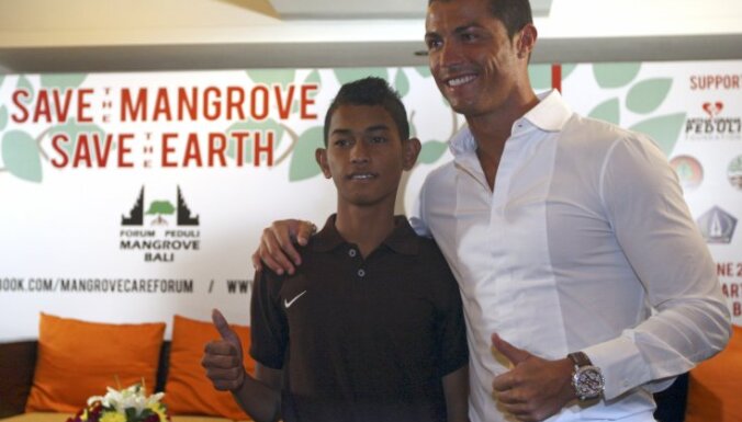 Cristiano Ronaldo with a fan Martunis