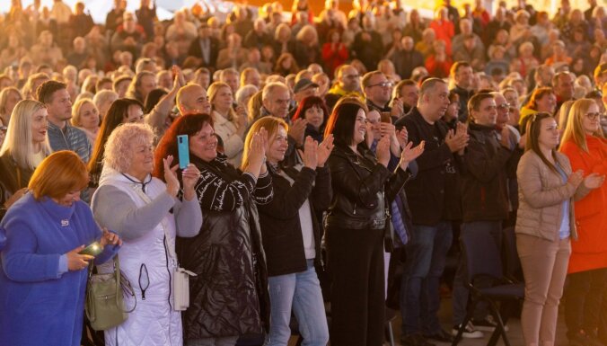 Photo: The group 'Zodiaks' is greeted with a standing ovation at the concert in Jelgava