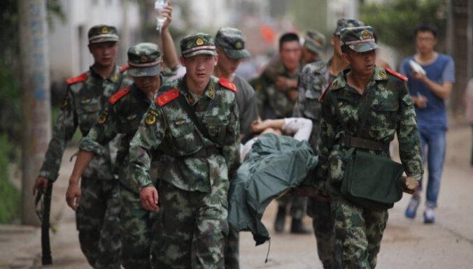 Foto: Zemestrīcē Ķīnā gājuši bojā vismaz 367 cilvēki