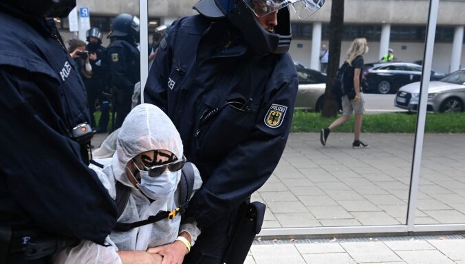 Мюнхен: Акция корона-скептиков вылилась в столкновения с полицией