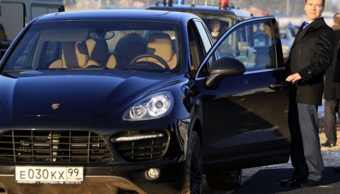 Pēc rubļa 'krišanas' Maskavā iztukšoti luksusa auto saloni