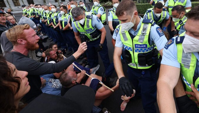 Jaunzēlandē protestu laikā pret Covid-19 ierobežojumiem un vakcīnām izceļas sadursmes