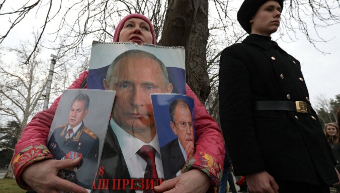 Lavrovs noliedz baumas par Putina veselības problēmām