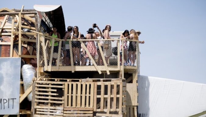Latviešu mākslinieki uzbūvē instalāciju slavenajā 'Coachella' festivālā
