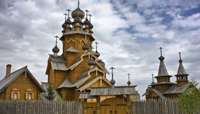 Ukrainā pēc okupantu uzbrukuma nodedzis vēsturisks klosteris
