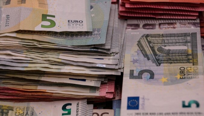 ES dalībvalstis vienojas par minimālo algu; Latvijā tā pieaugs līdz 600 eiro