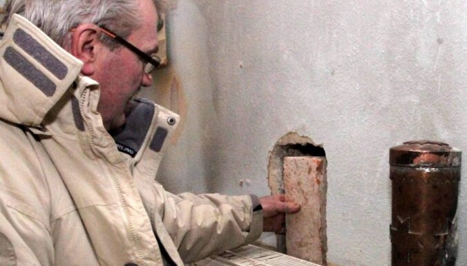 Foto: Vēsturiskas Sasmakas ēkas sienā atrod 76 gadus senu kapsulu